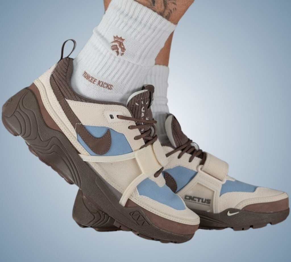Travis Scott Nike Zoom Field Jaxx Leche Blue On-Feet